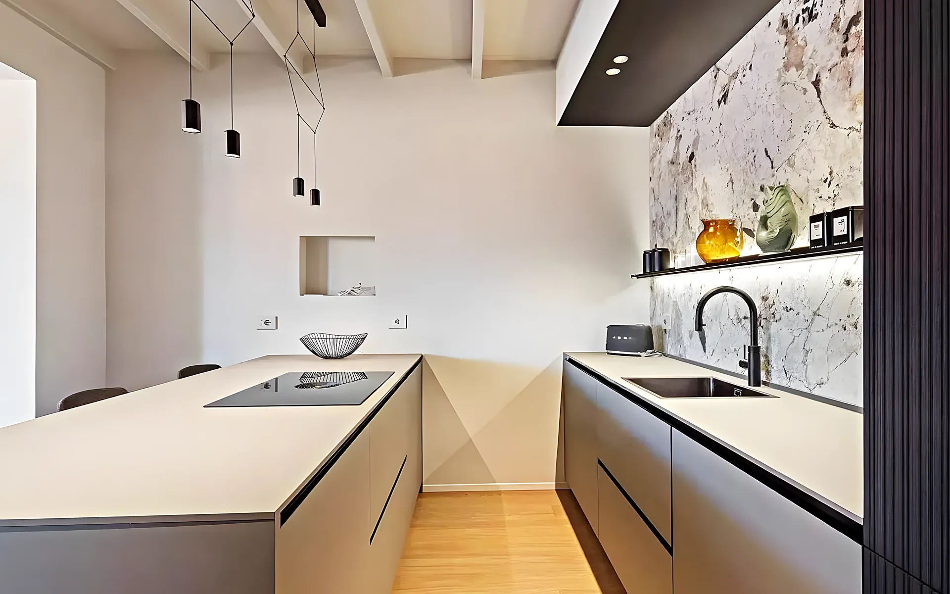 Cocina beige con pared de piedra natural — reforma integral en Sitges