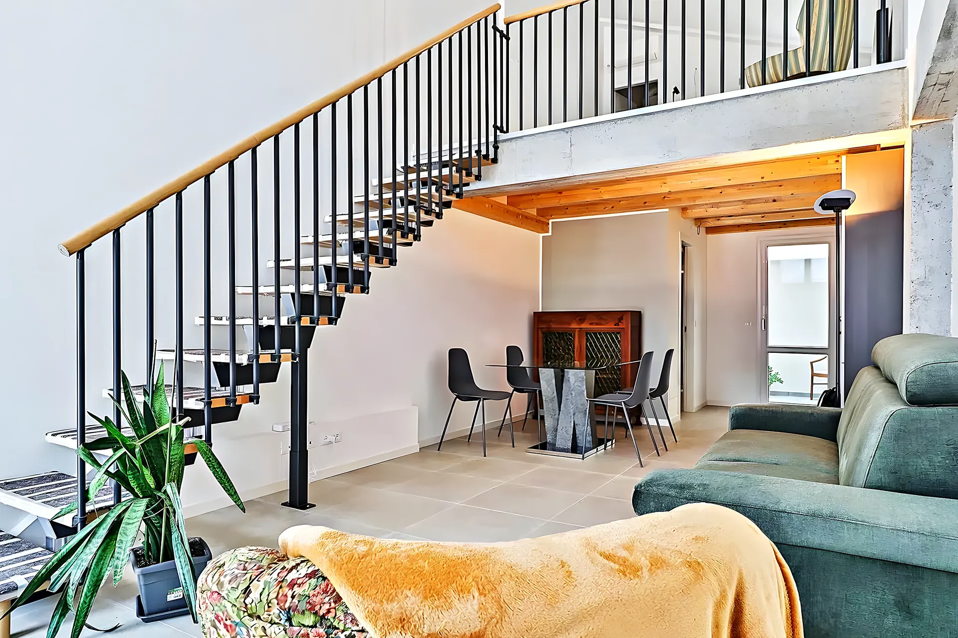 Reforma de dúplex familiar con altillo y vigas — Vallpineda, Sitges